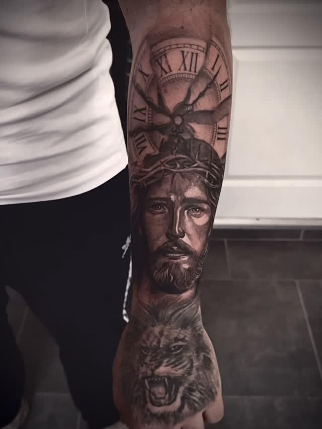 Tatouage Jésus portrait avec montre et tigre — cosmink_tattoo