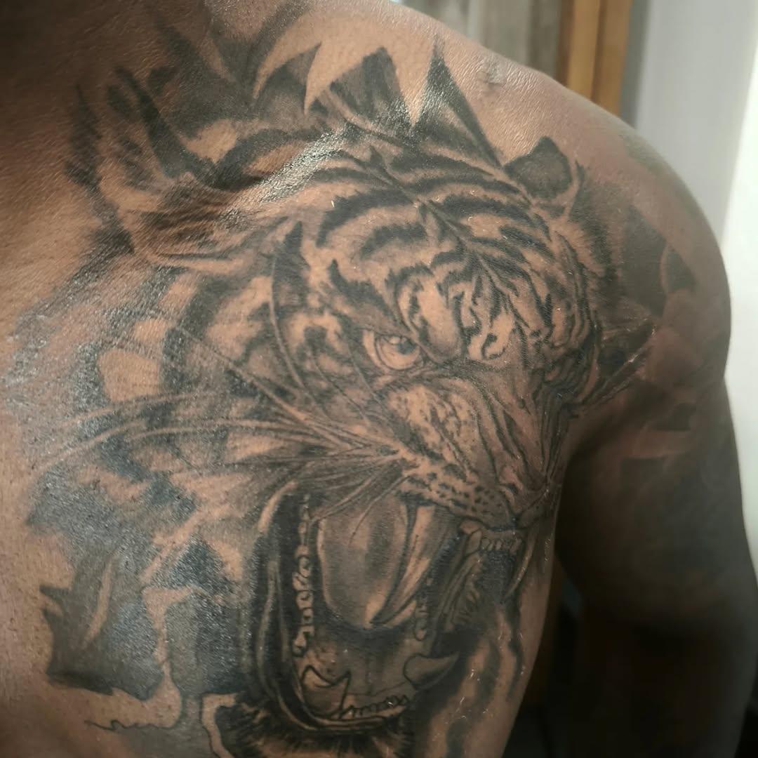 Tatouage lion cover-up noir gris — chickentatoo