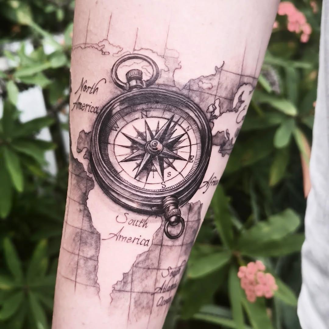 Tatouage boussole avant-bras — chickentatoo