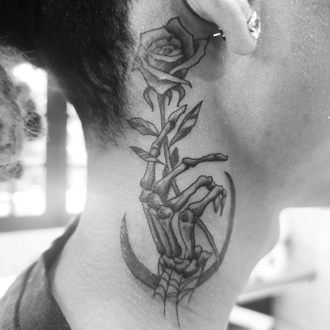 Tatouage rose main squelette lune cou — chickentatoo