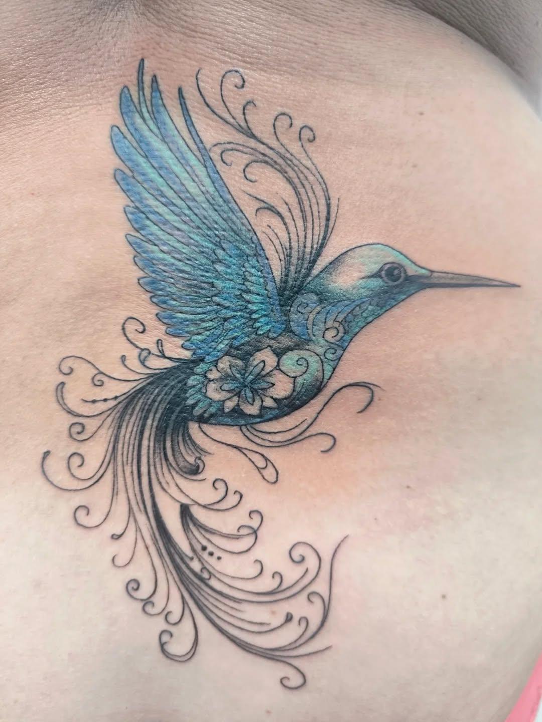 Tatouage colibri ornemental épaule — chickentatoo