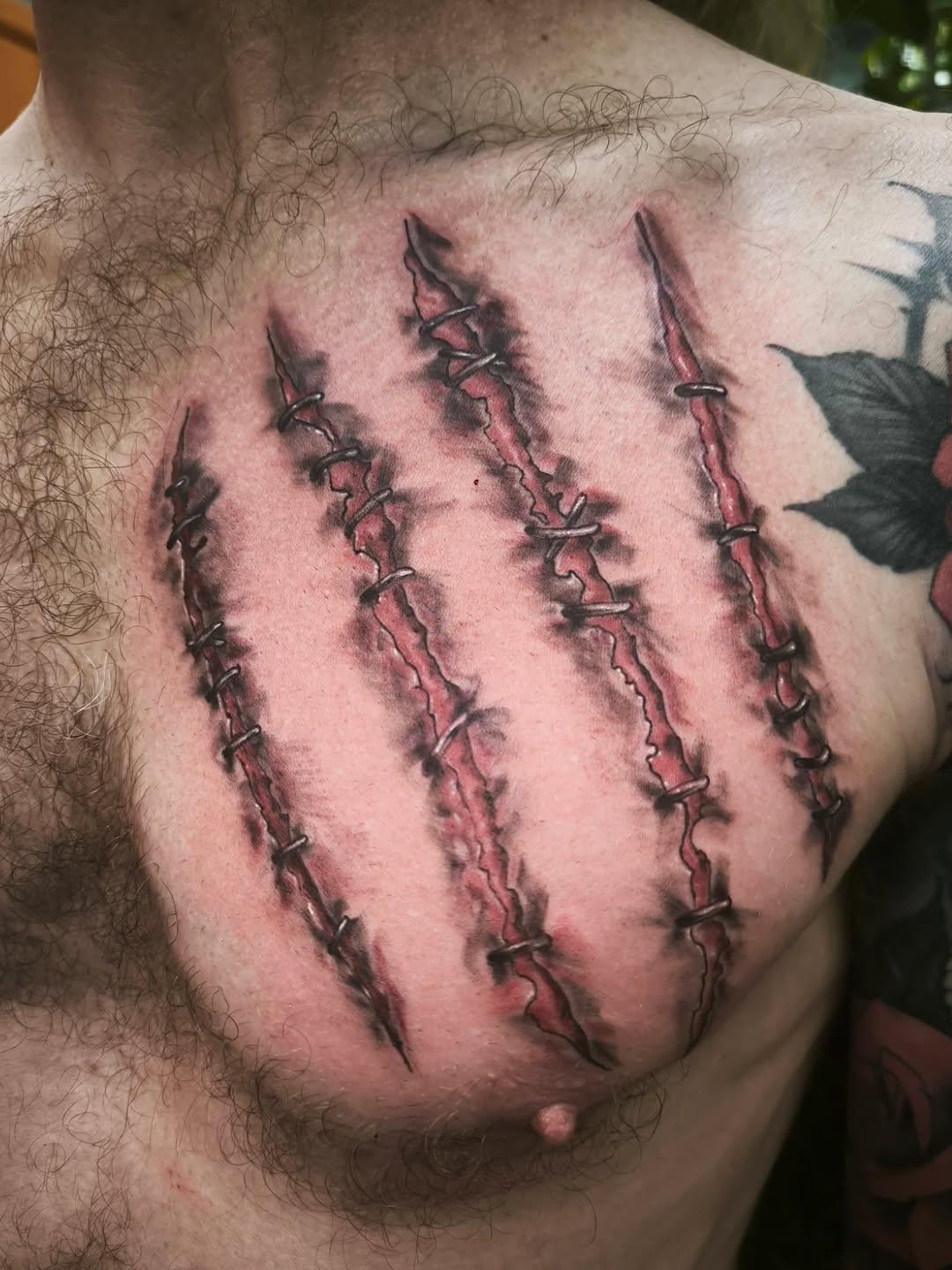 Tatouage griffures cicatrices poitrine — chickentatoo