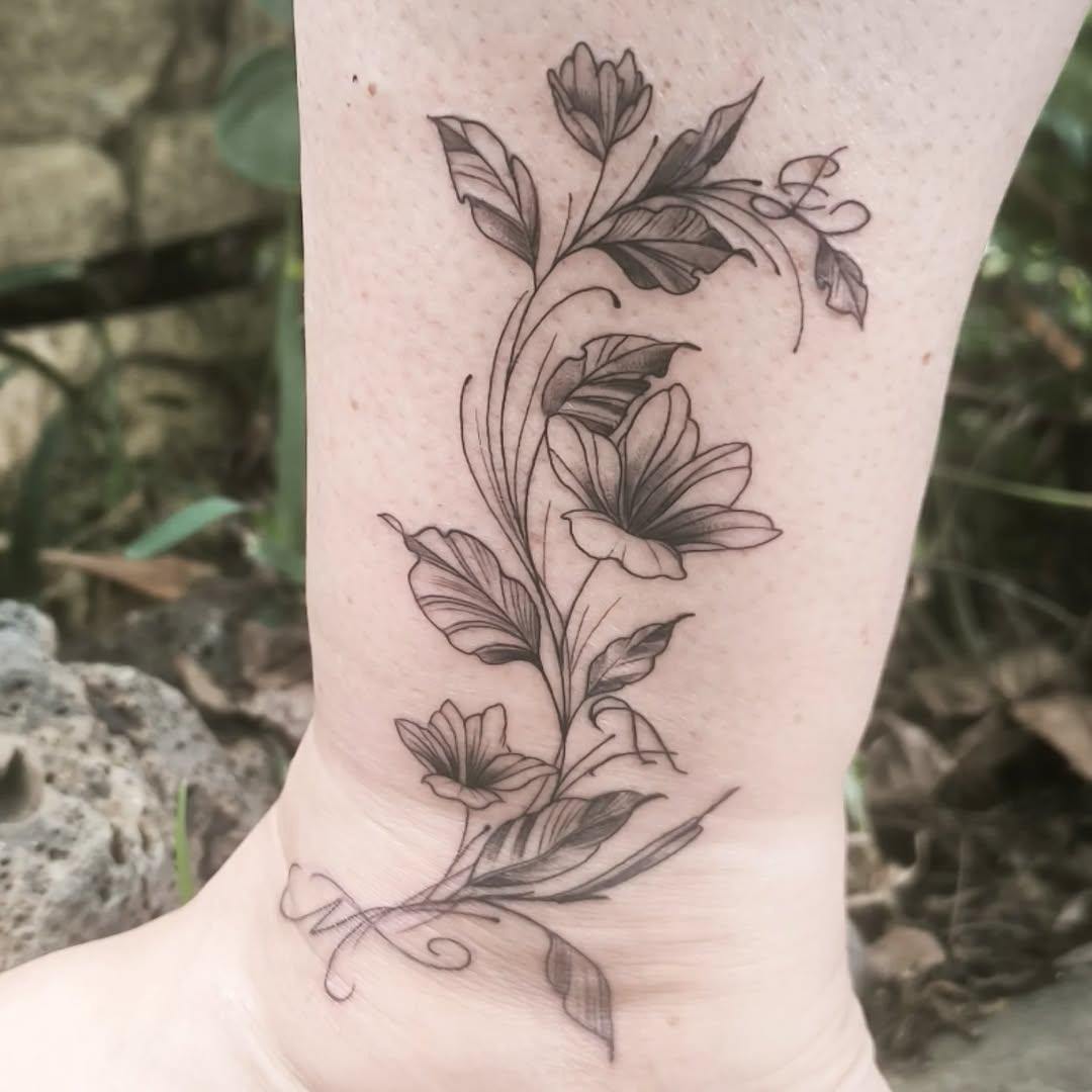 Tatouage fleur fineline cheville — chickentatoo