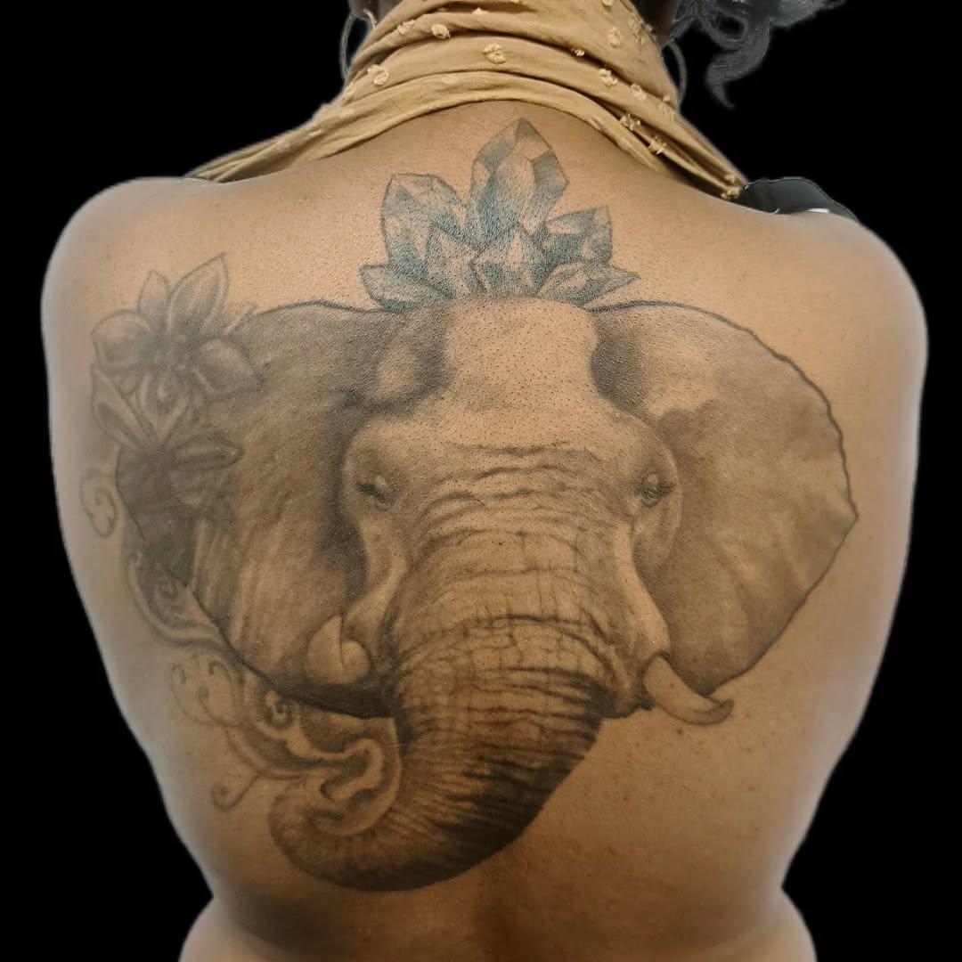 Tatouage éléphant avec fleurs dos — chickentatoo