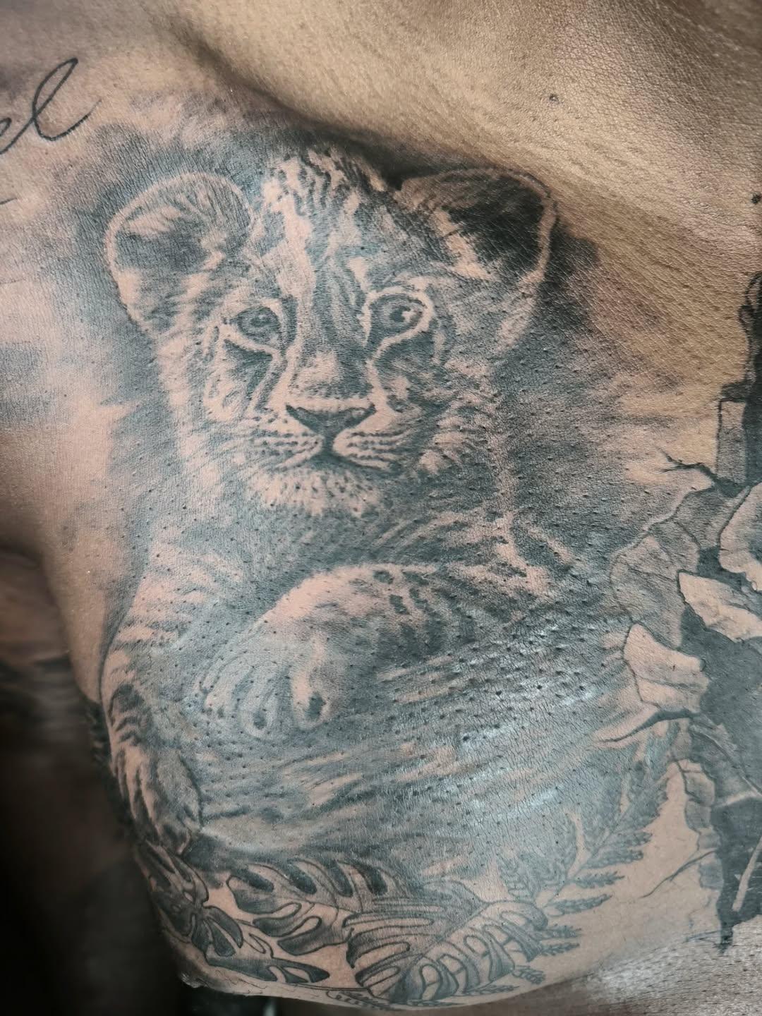 Tatouage lion rose cover-up — chickentatoo