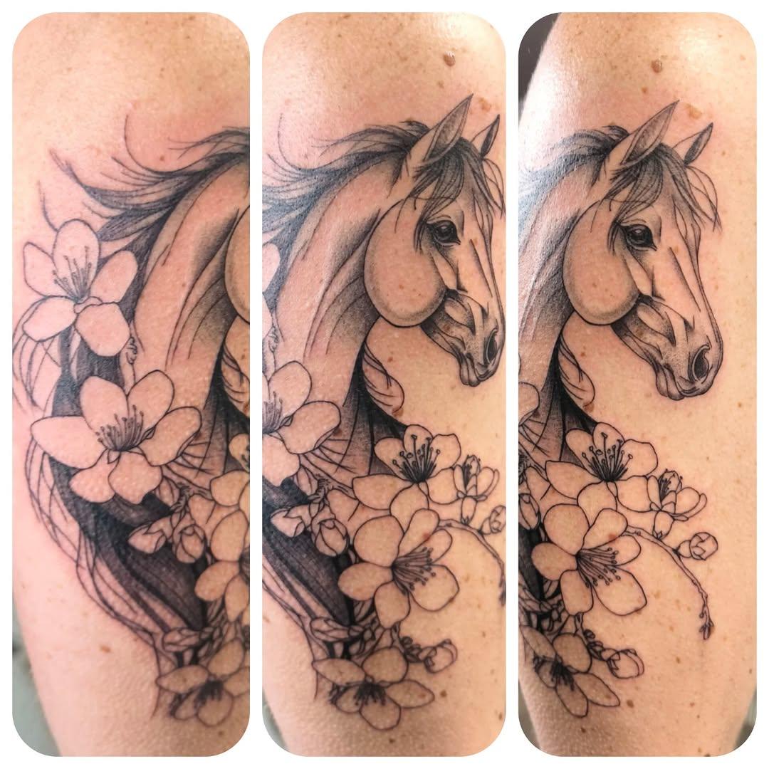 Tatouage Cheval avec fleurs — charl_ink_tattoo