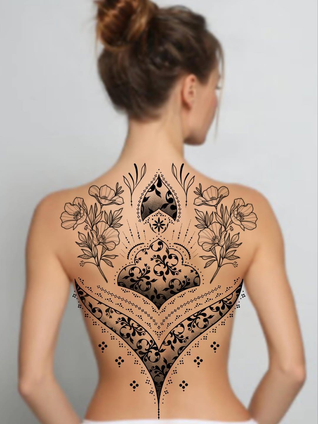 Tatouage Ornemental dos floral symétrique — charl_ink_tattoo