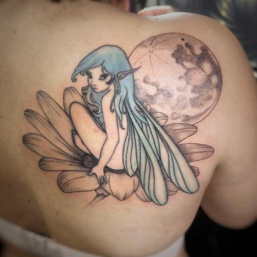Tatouage Fée avec marguerite et lune — charl_ink_tattoo