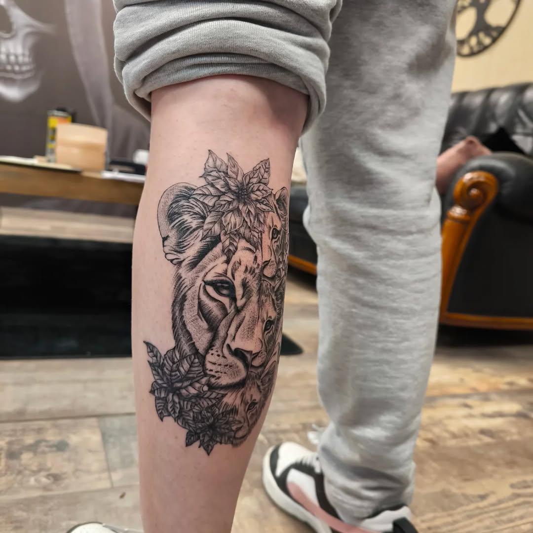 Tatouage Lion avec fleurs — charl_ink_tattoo