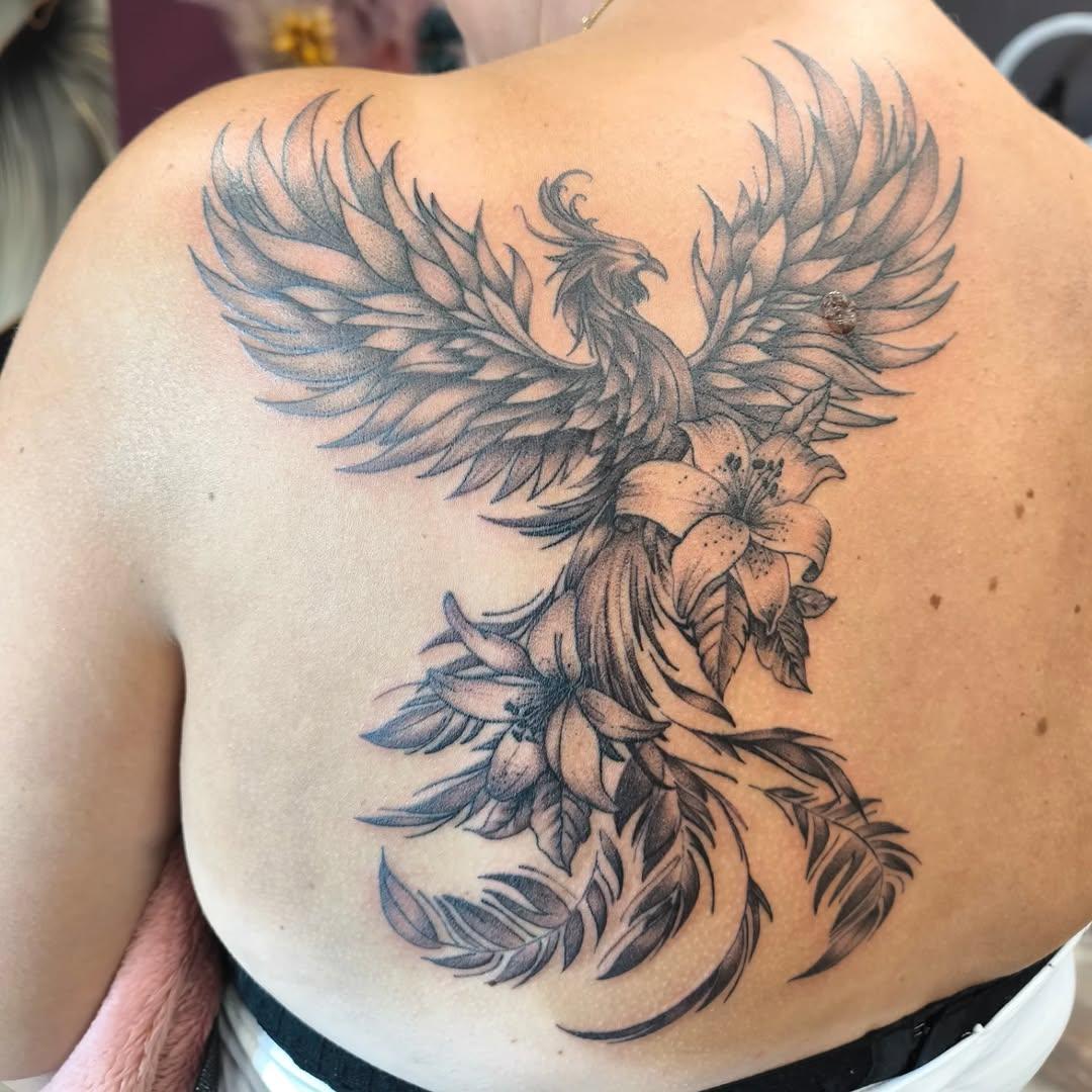 Tatouage Phénix avec fleurs — charl_ink_tattoo