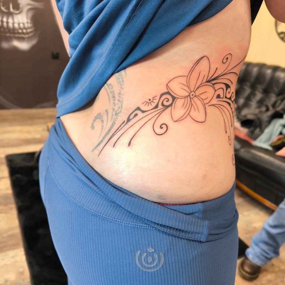 Tatouage Ornement lettrage et motifs noirs — charl_ink_tattoo