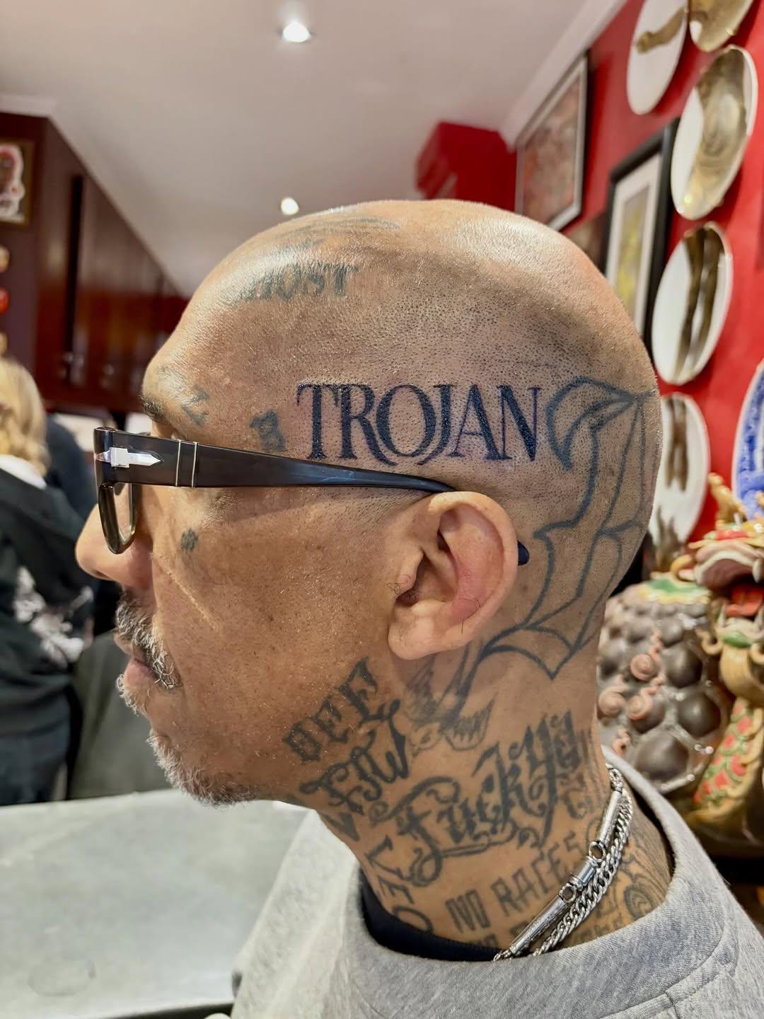 Tatouage Lettrage TROJAN RECORDS tête rasée — bigcyrus
