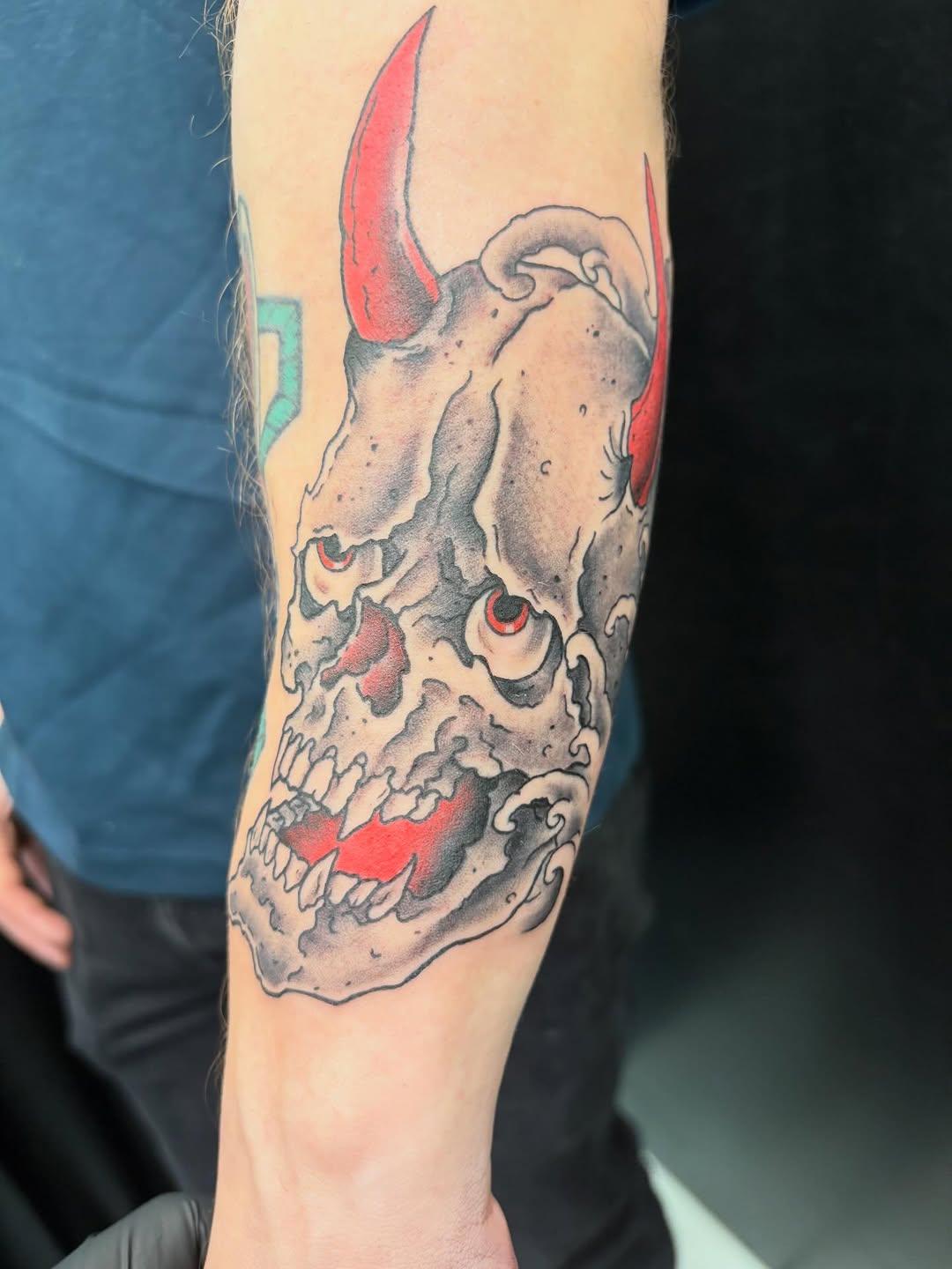 Tatouage Crâne oni noir et rouge bras — bigcyrus