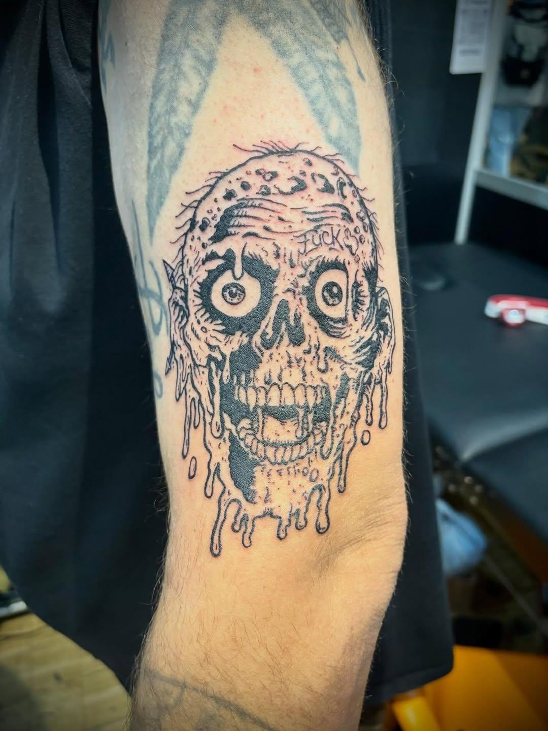 Tatouage Tête zombie film 1985 bras — bigcyrus