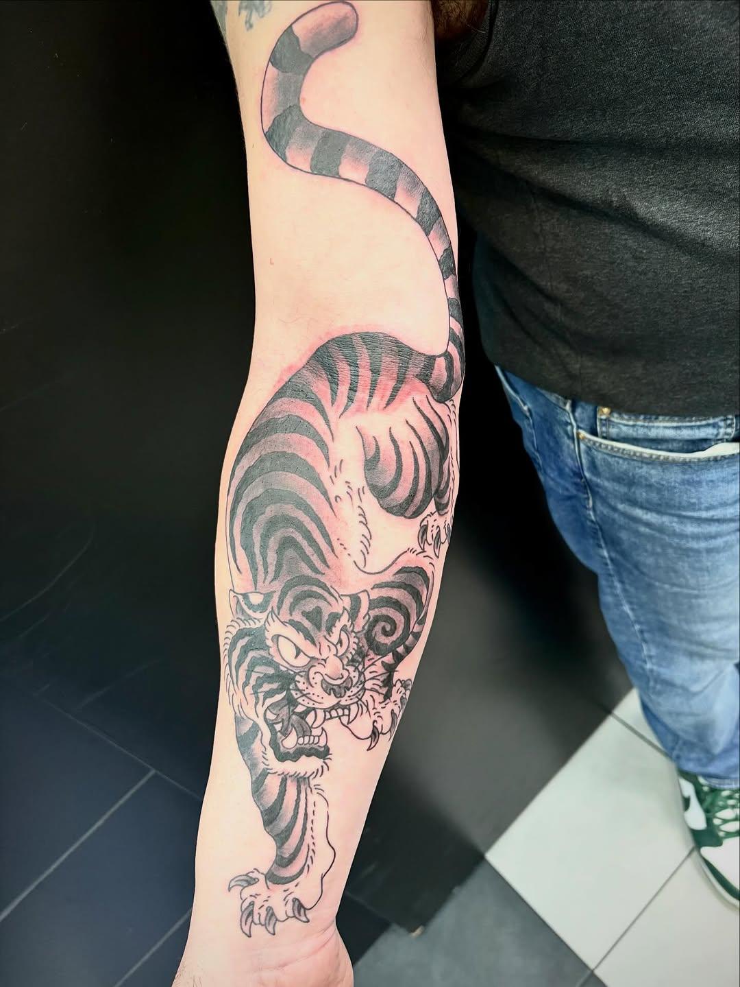 Tatouage Serpent tigre bras — bigcyrus