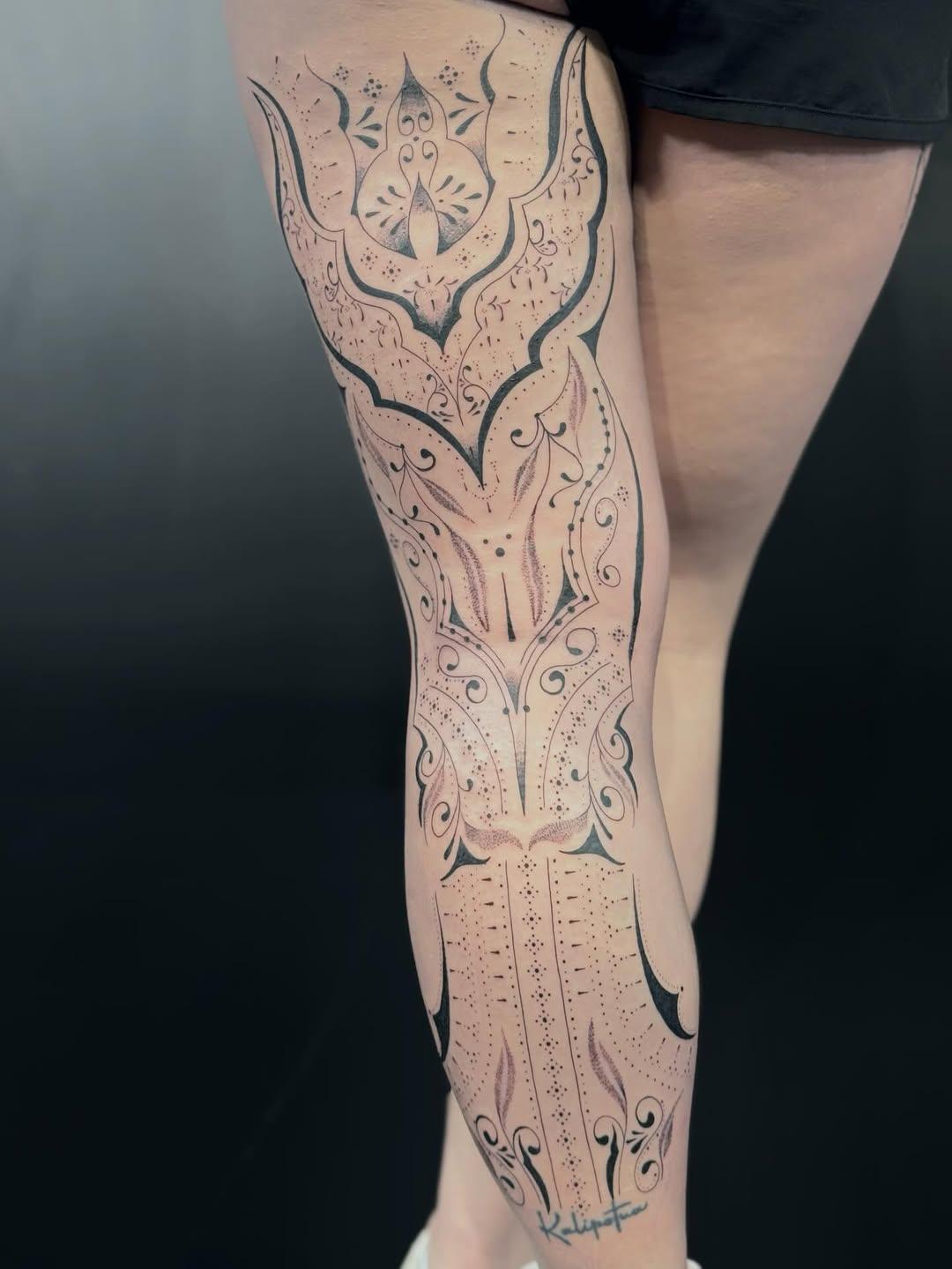 Tatouage Jambe ornementale complète — bohemian_tattoo