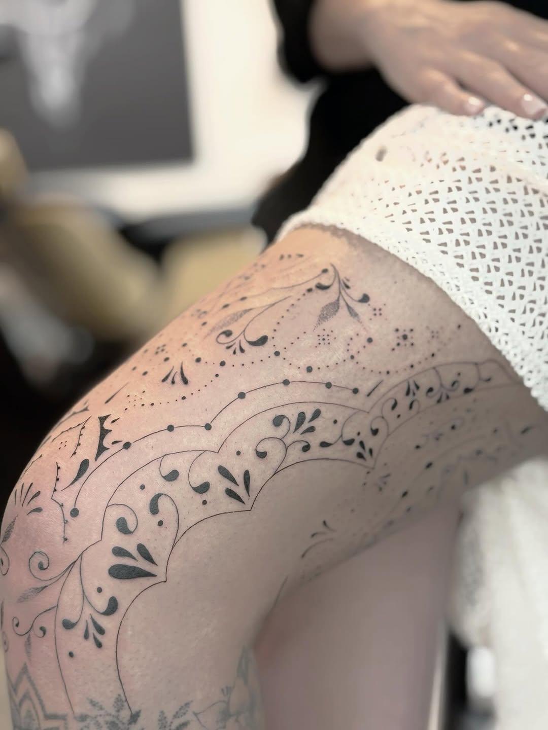 Tatouage Jambe ornementale continuation — bohemian_tattoo