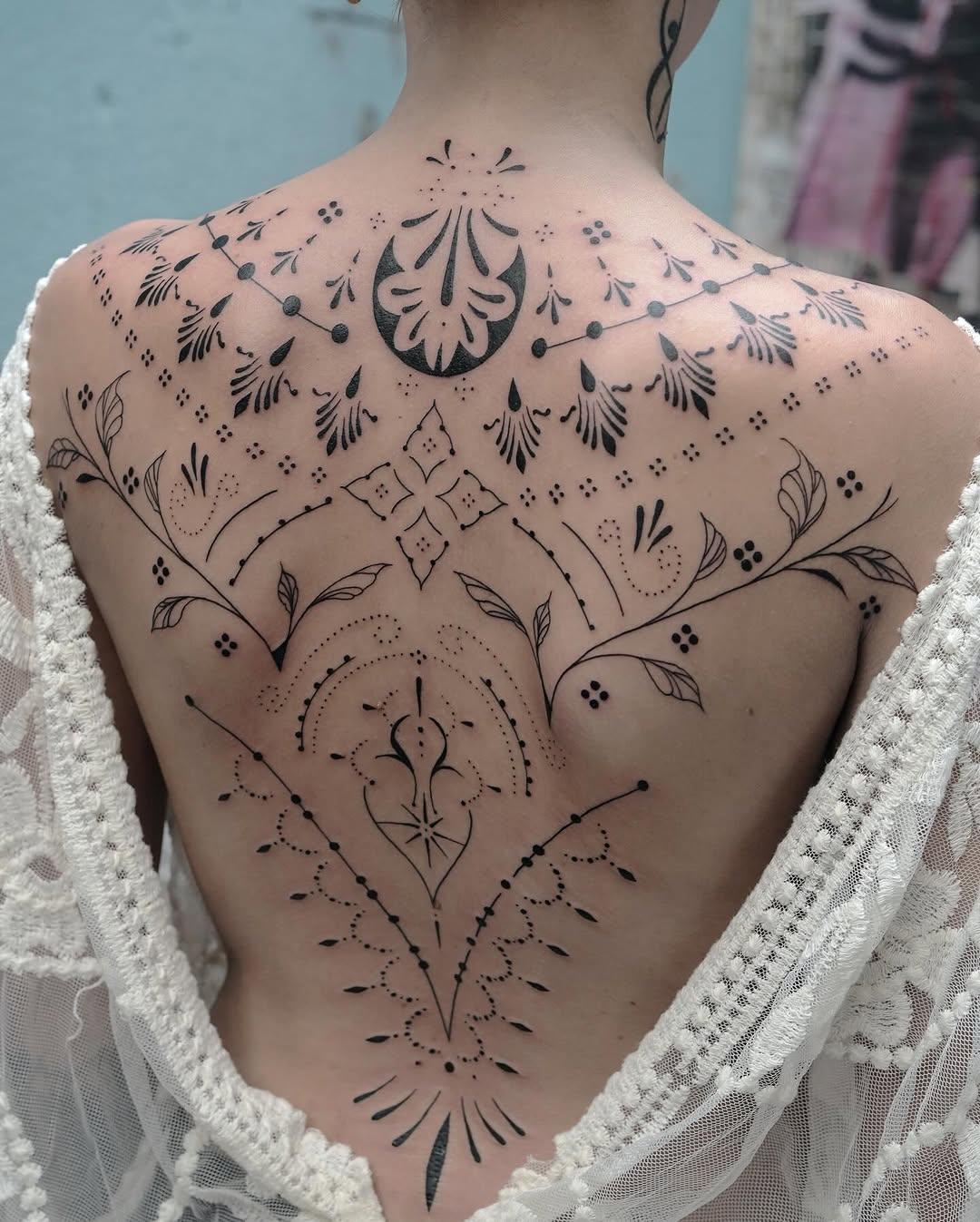 Tatouage Dos ornemental floral — bohemian_tattoo