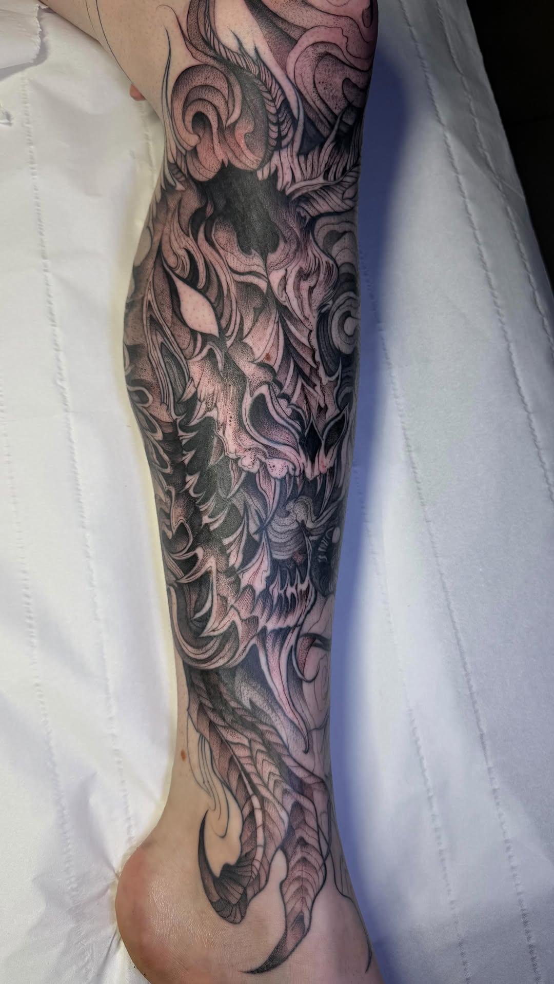 Tatouage jambe freehand — boutdecharbon