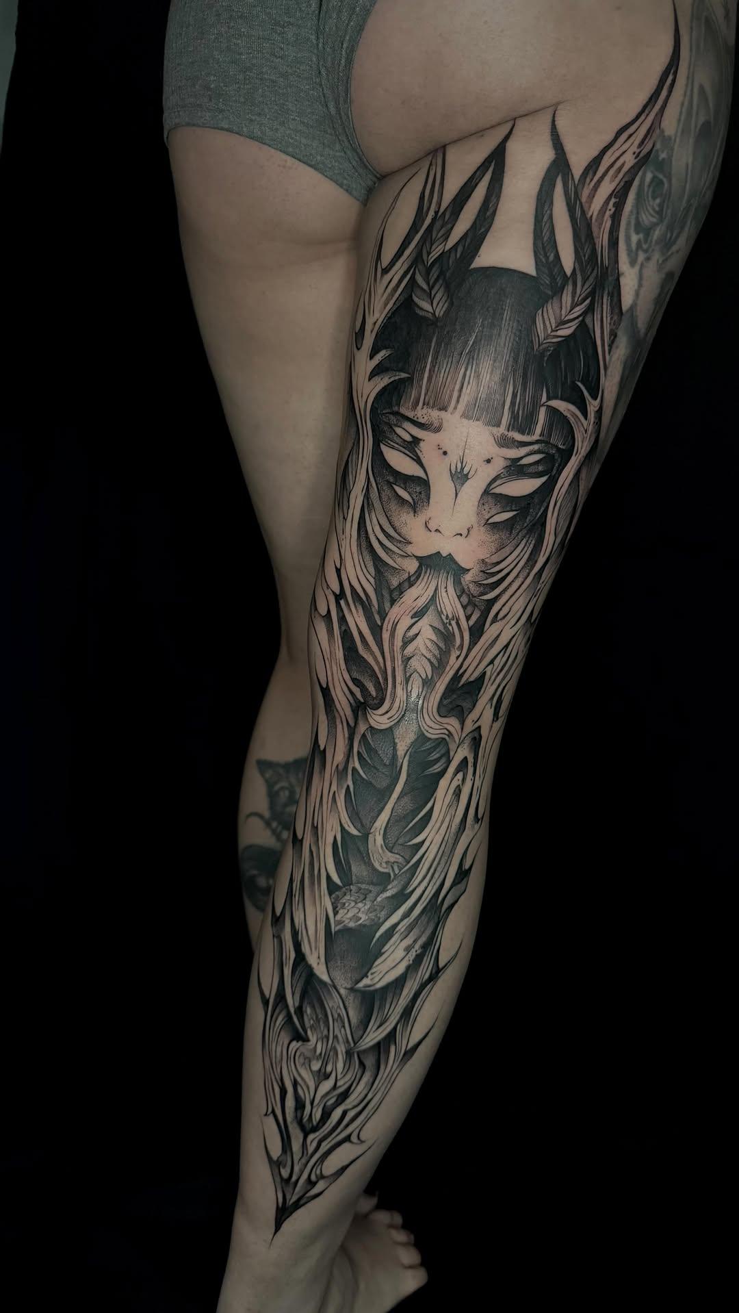 Tatouage creature fantastique bras — boutdecharbon