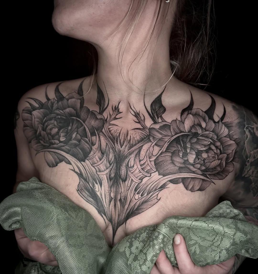 Tatouage floral poitrine — boutdecharbon
