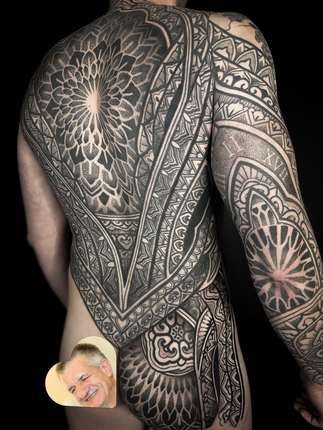 Tatouage Dos géométrique ornemental — ayrton_sickbird