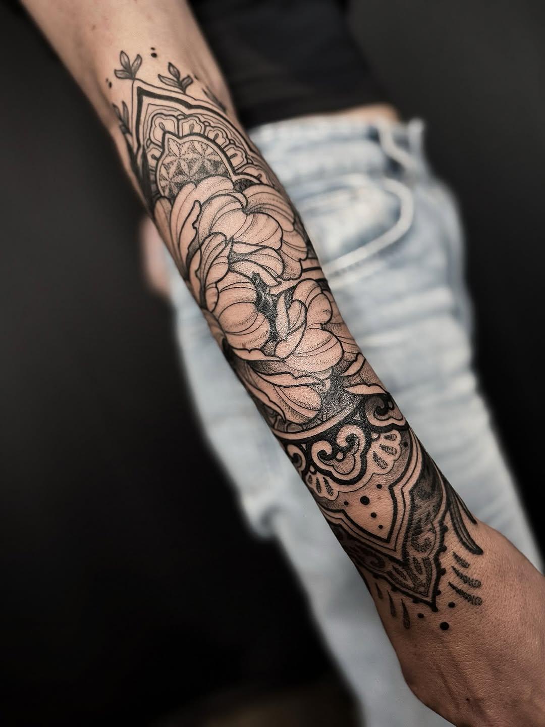 Tatouage Avant-bras floral ornemental — ayrton_sickbird