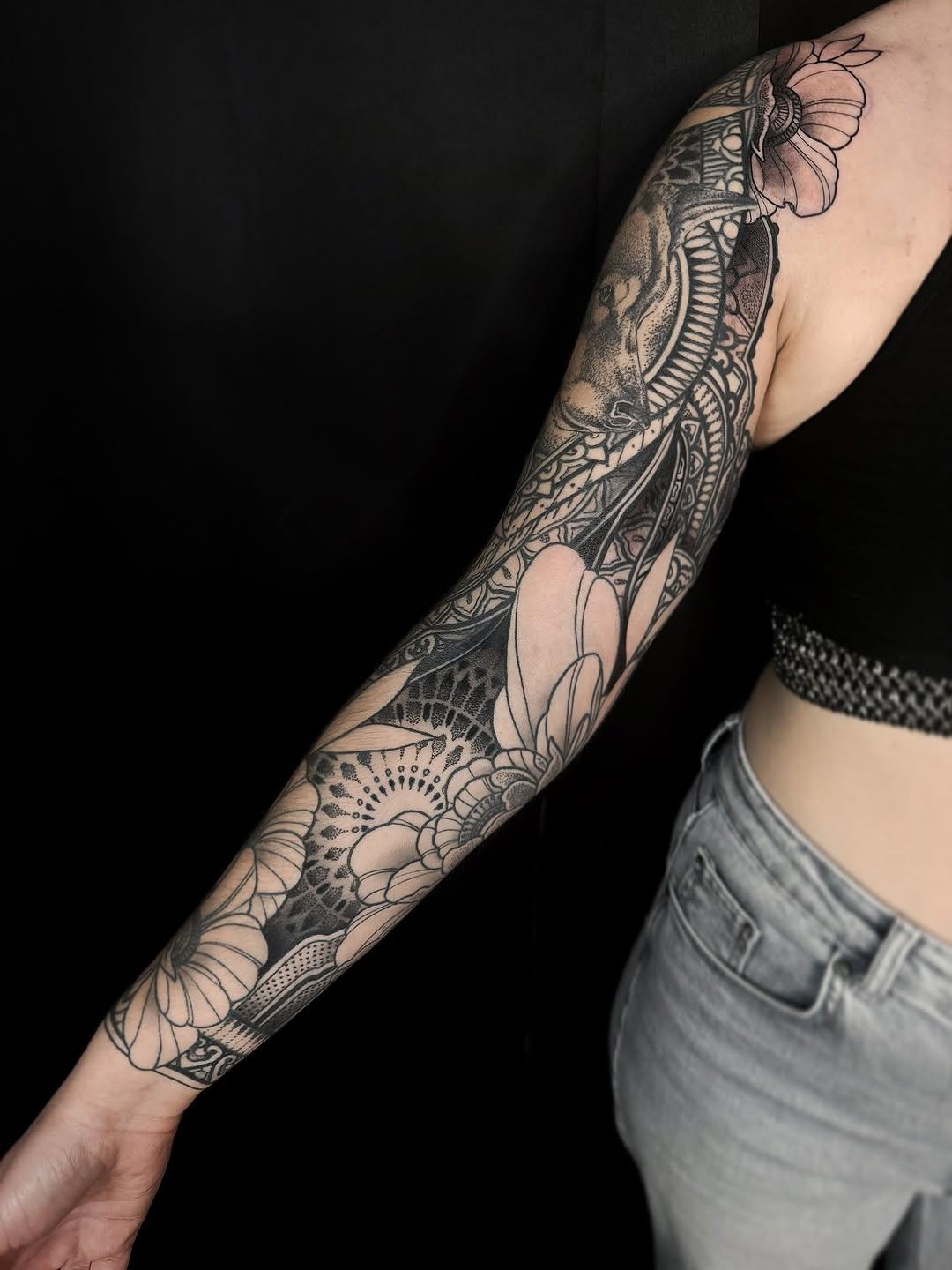 Tatouage Bras fleuri ornemental — ayrton_sickbird