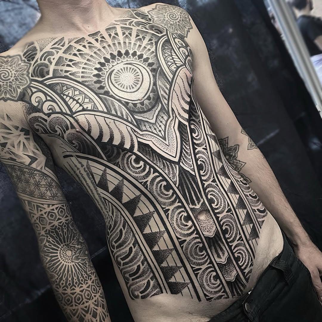 Tatouage Poitrine géométrique ornementale — ayrton_sickbird