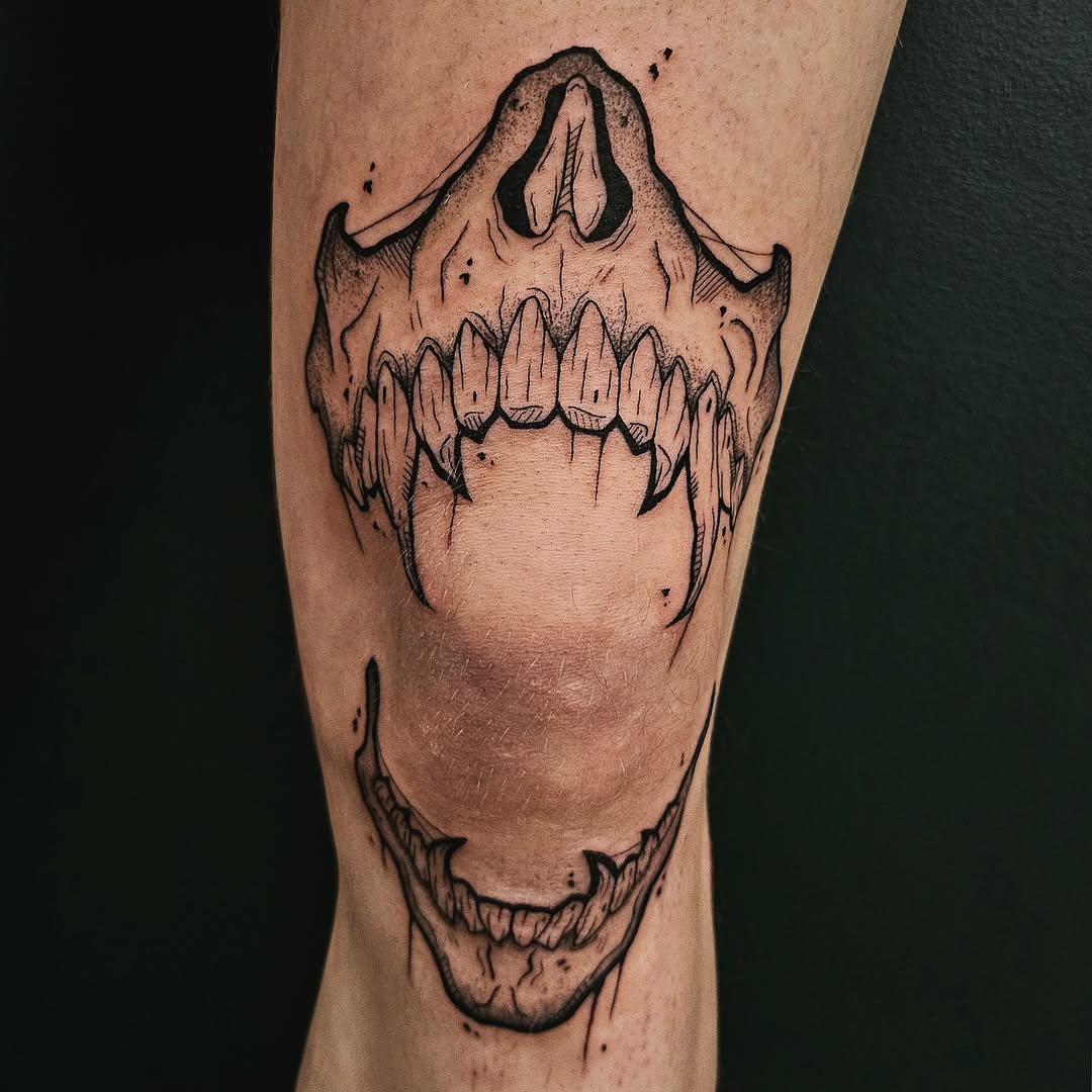 Tatouage Crâne genou — aphrodisi_arts