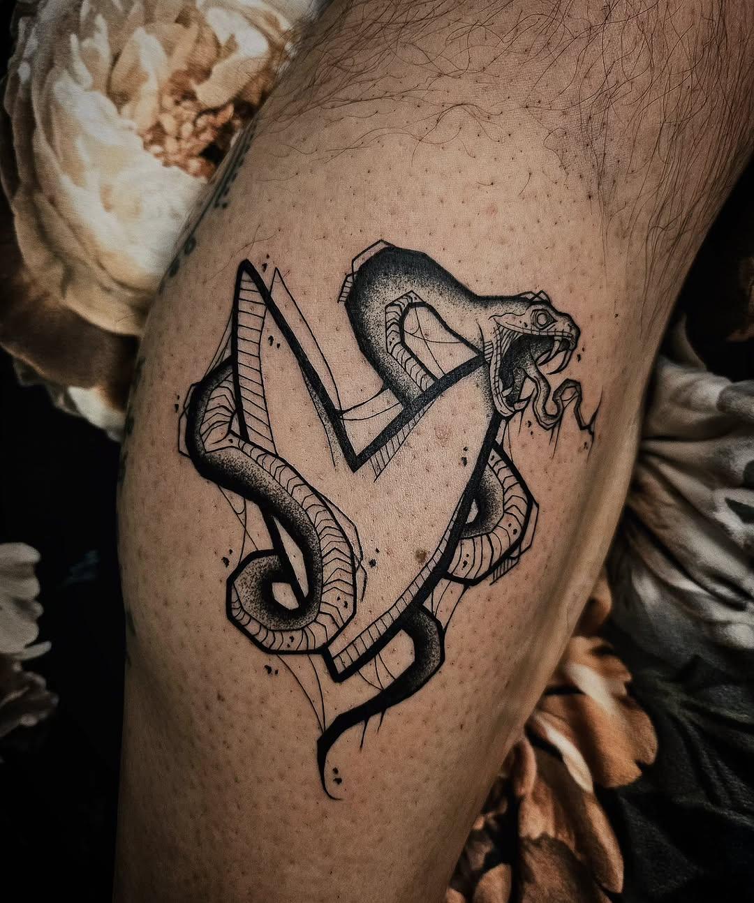 Tatouage Serpent Python cuisse — aphrodisi_arts