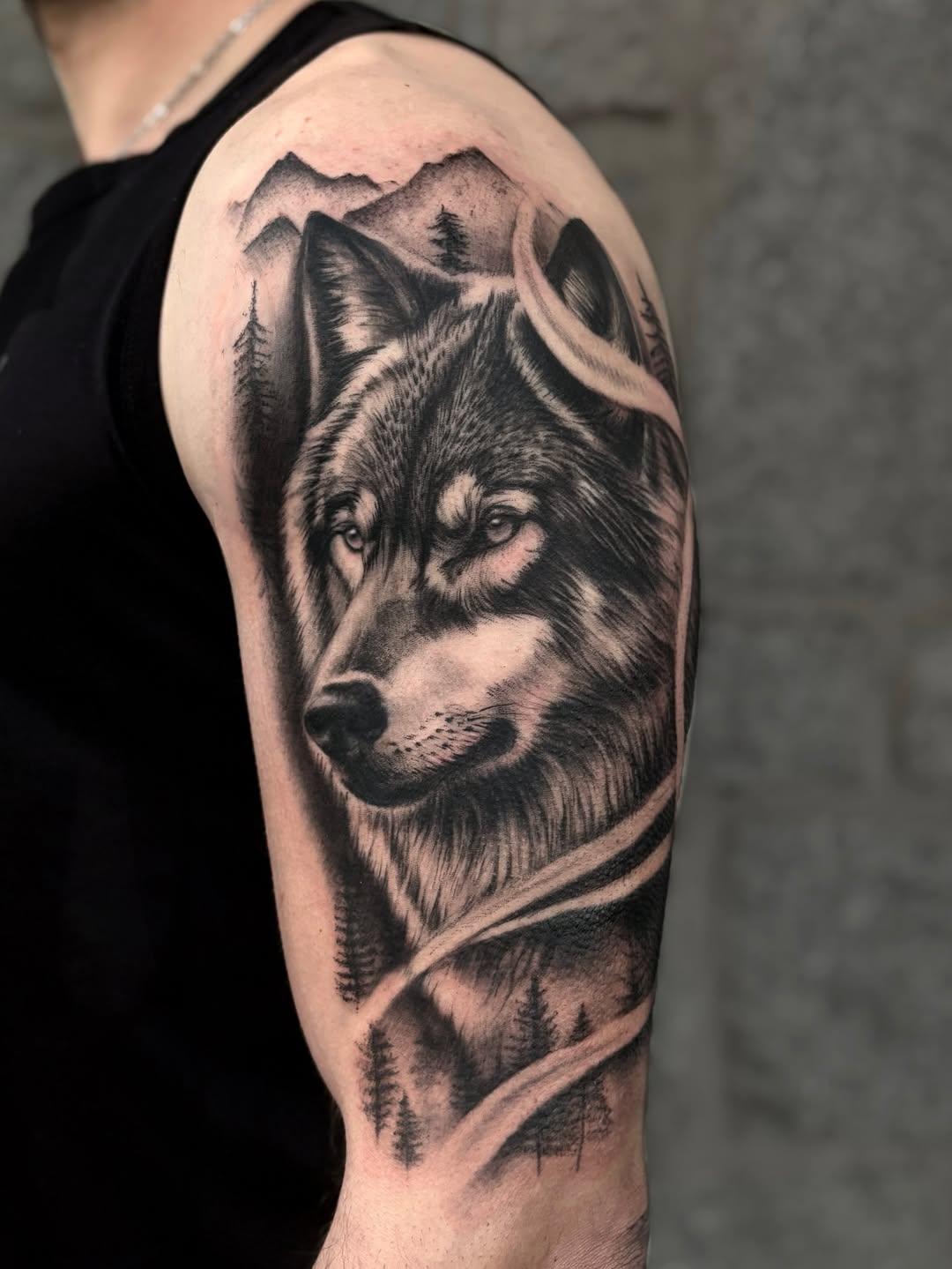 Tatouage Loup avec montagnes et lune — akya.tattoo