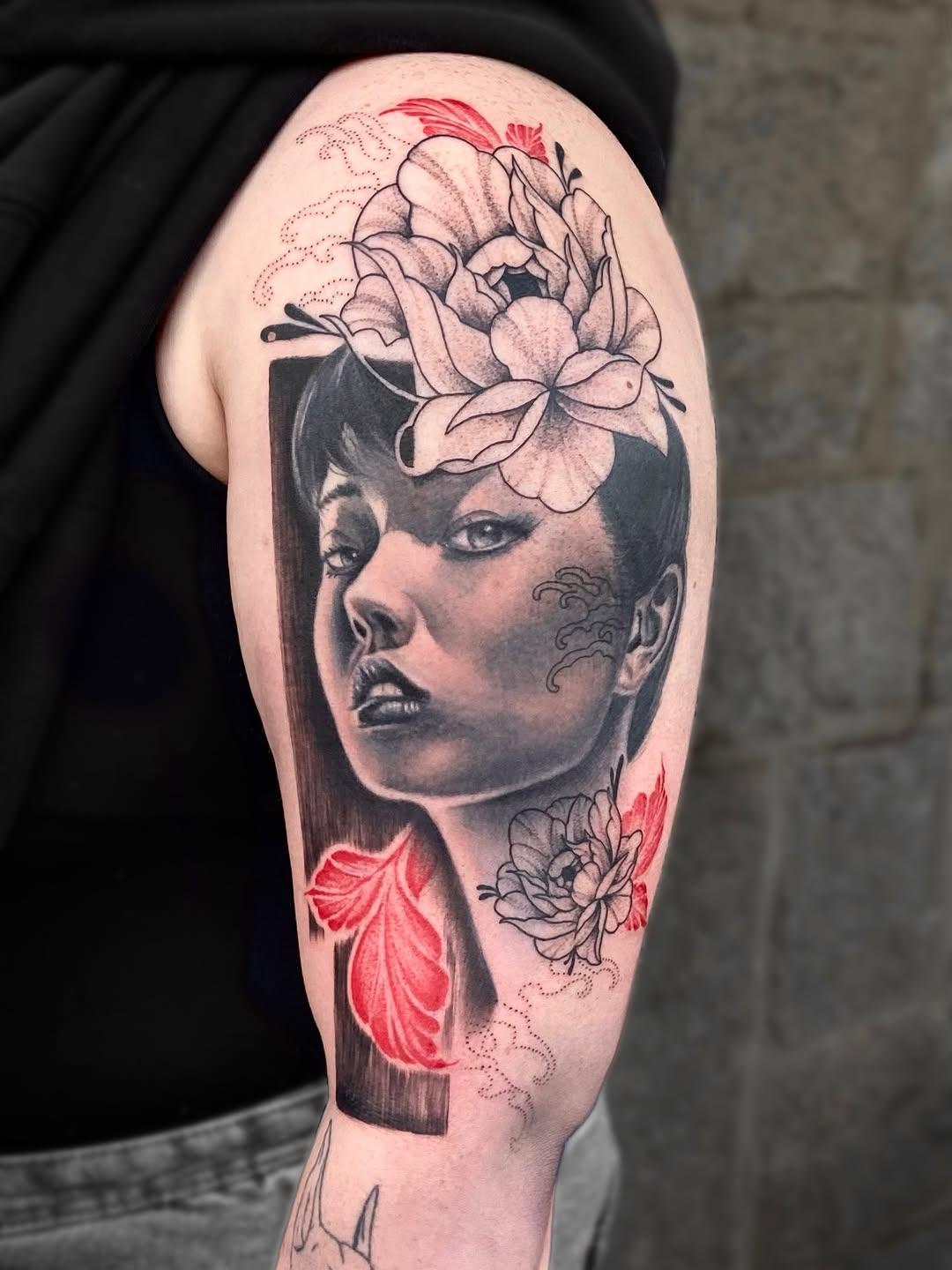 Tatouage Portrait femme avec fleurs rouges — akya.tattoo