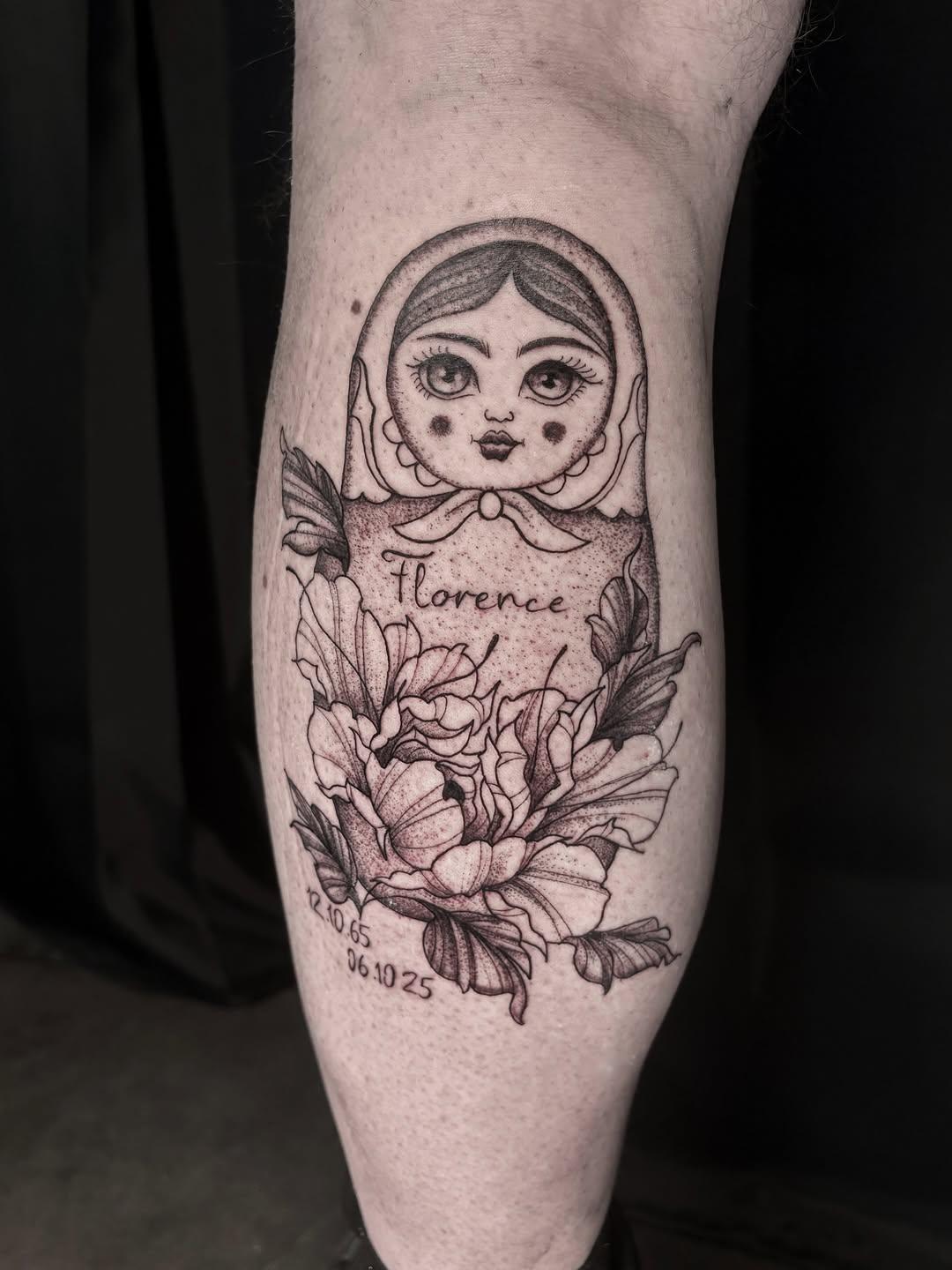 Tatouage Matriochka néo-trad avec fleurs — akya.tattoo