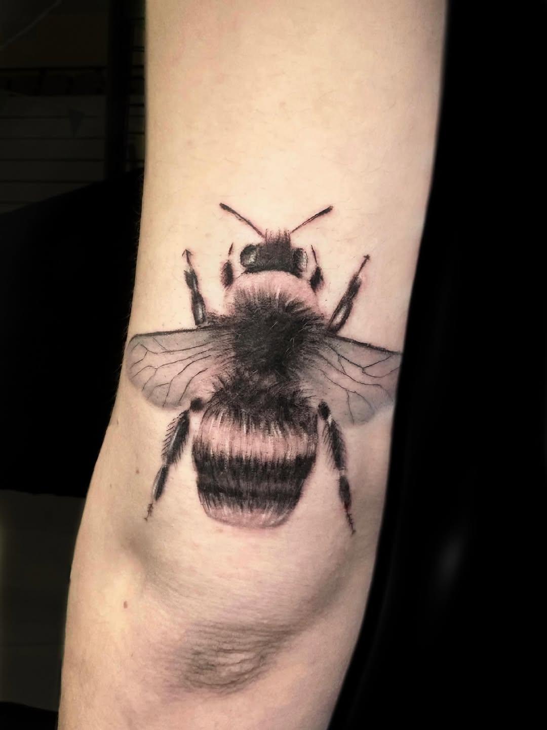 Tatouage Bourdon abeille — akya.tattoo