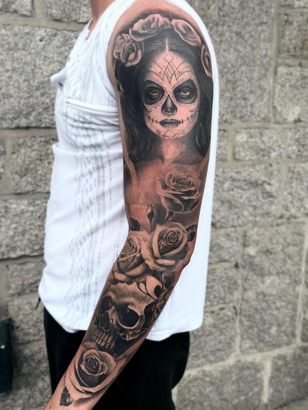 Tatouage Crâne calavera avec roses bras — akya.tattoo