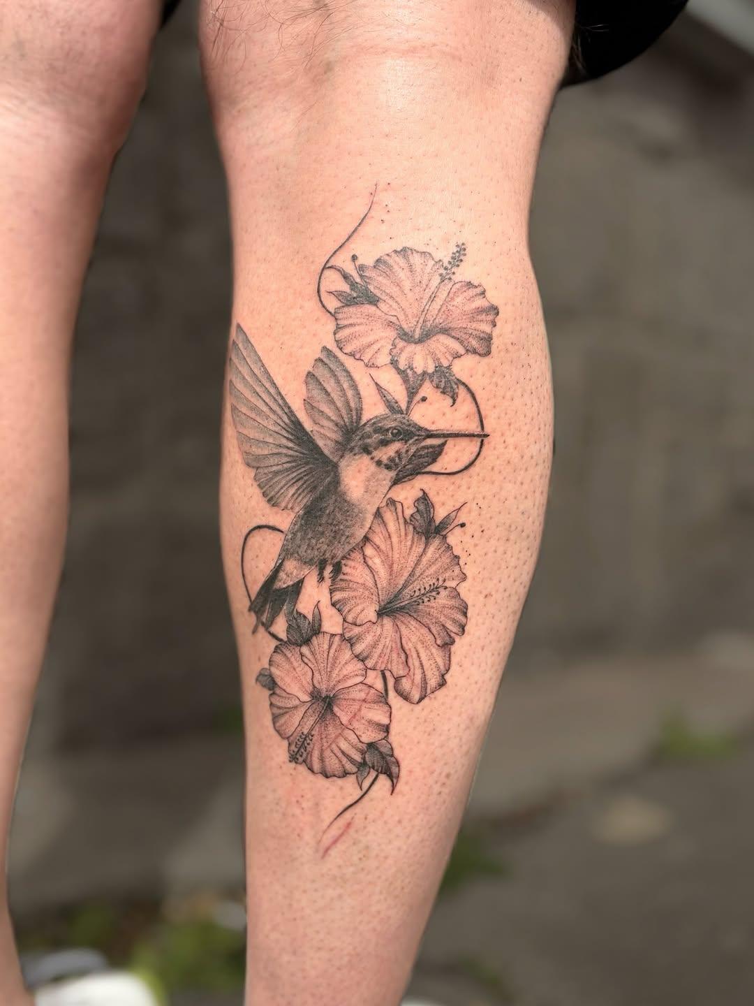 Tatouage Colibri avec hibiscus — akya.tattoo