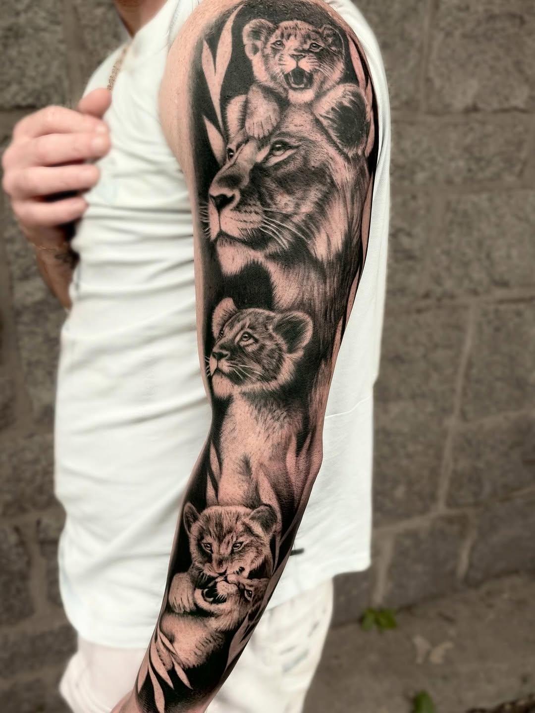 Tatouage Lionne et ses quatre petits — akya.tattoo