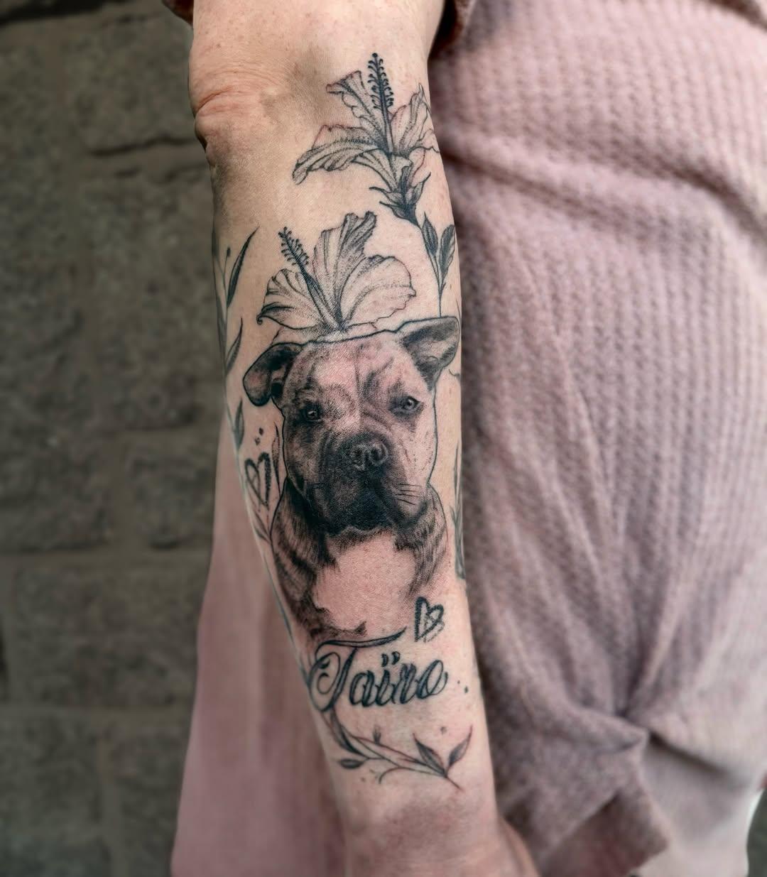 Tatouage Bulldog avec fleurs — akya.tattoo