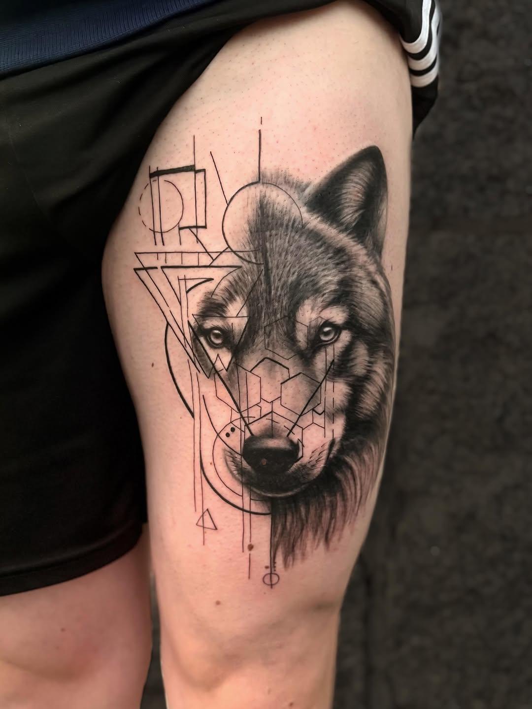 Tatouage Loup géométrique — akya.tattoo
