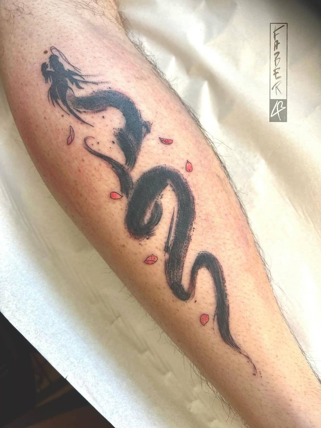 Tatouage dragon noir — faber_ttt