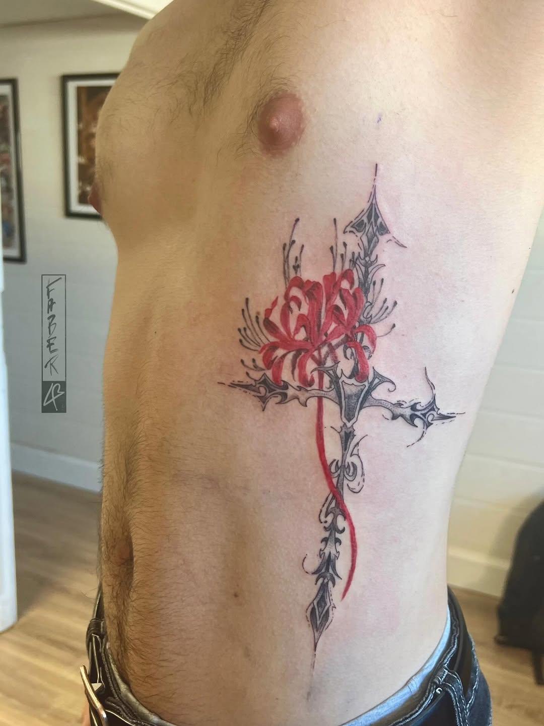 Tatouage croix avec rose rouge — faber_ttt