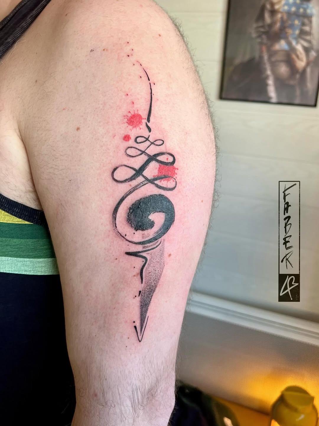 Tatouage spirale abstraite eclabousses — faber_ttt