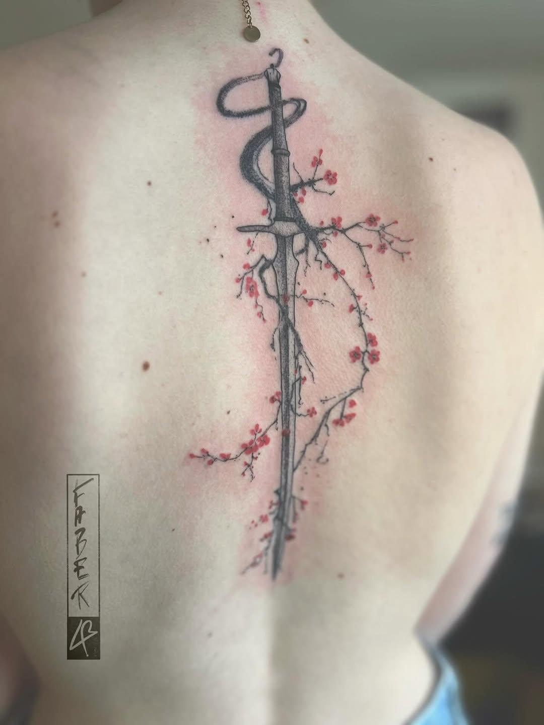 Tatouage epee fleurs cerisier — faber_ttt