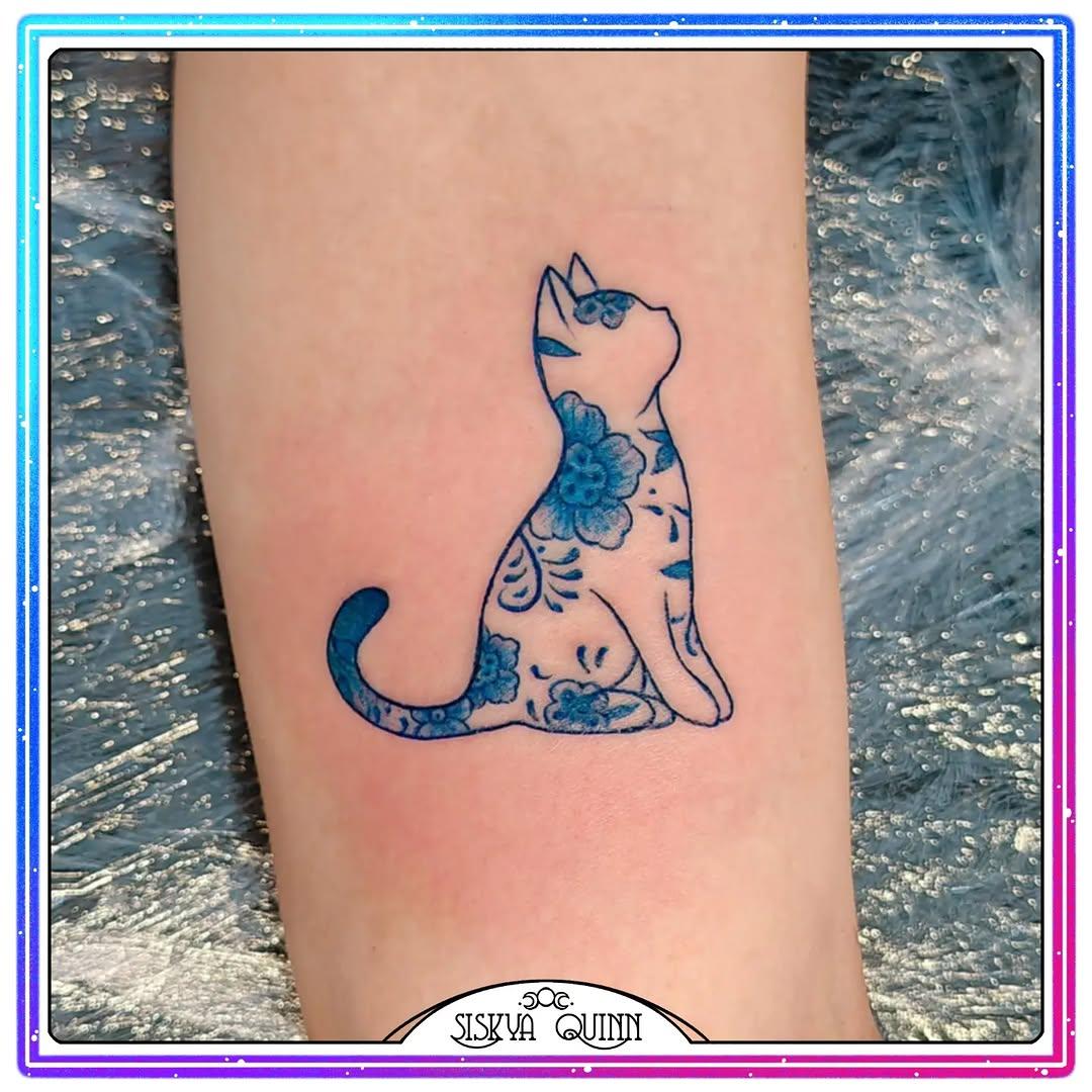 Tatouage motif céramique kintsugi bleu — siskya.quinn.tattoo