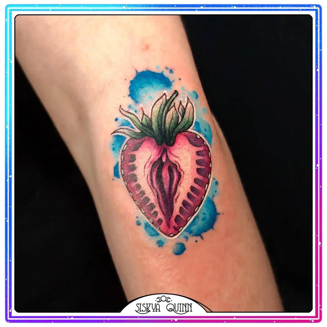 Tatouage fraise aquarelle flash — siskya.quinn.tattoo