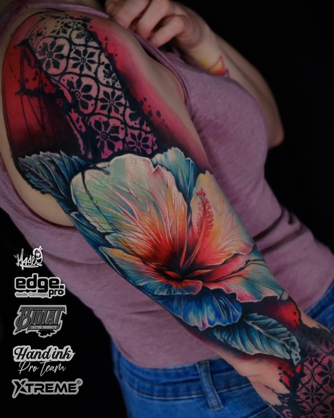 Tatouage hibiscus arc — a.mase.ink