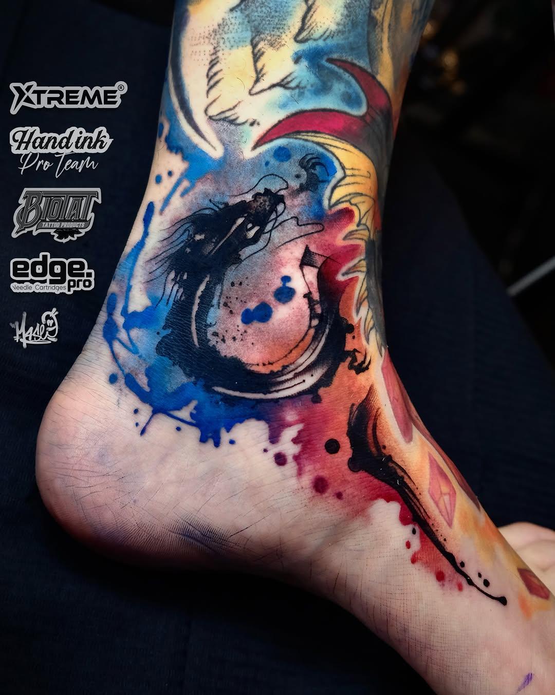 Tatouage dragon abstrait pied — a.mase.ink