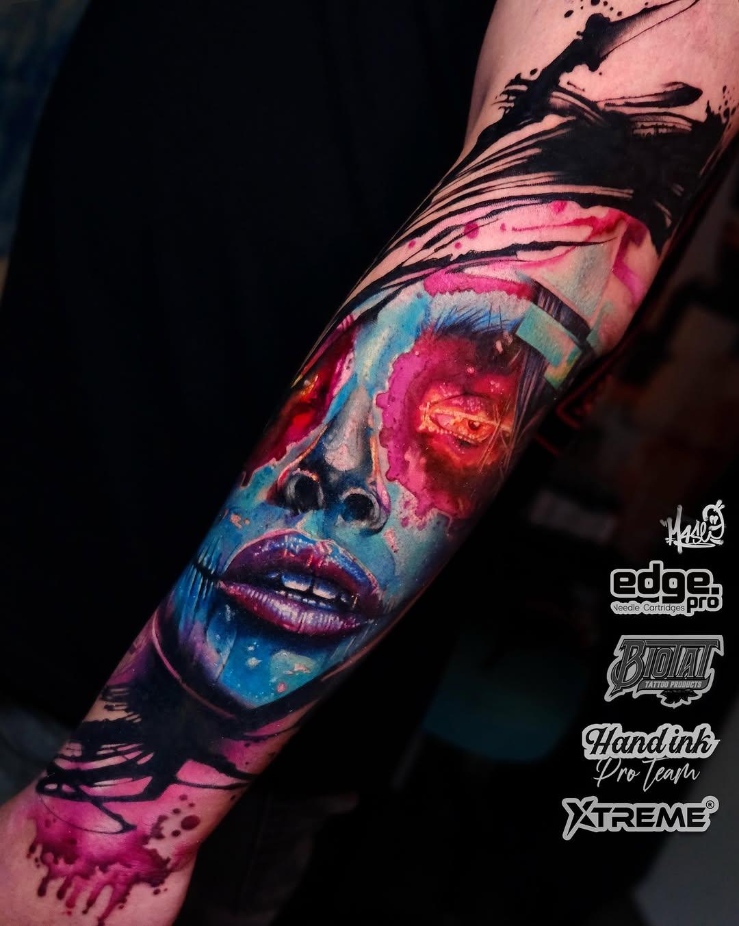 Tatouage portrait cyberpunk avant-bras — a.mase.ink