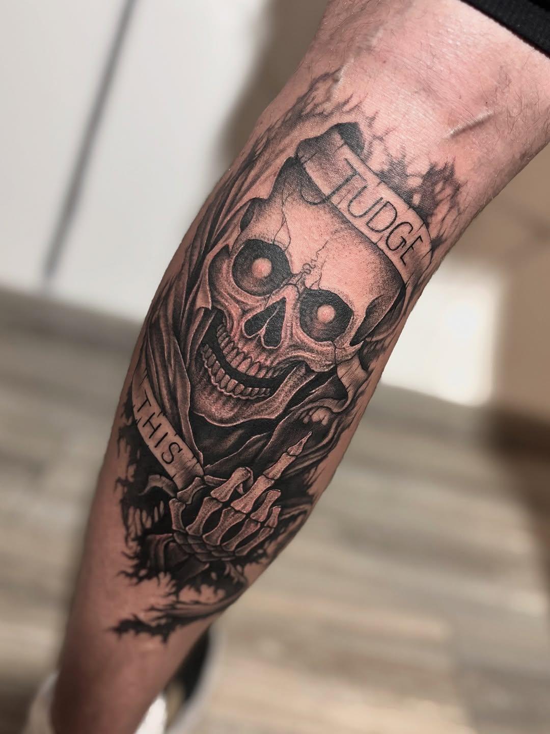 Tatouage crâne avec texte judge less — kazerquid